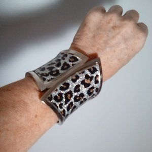 NWOT, metal silver feline leopard sparkle bracelet